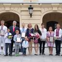 Президент наградил подростков из Одессы, спасавших детей в «Виктории»