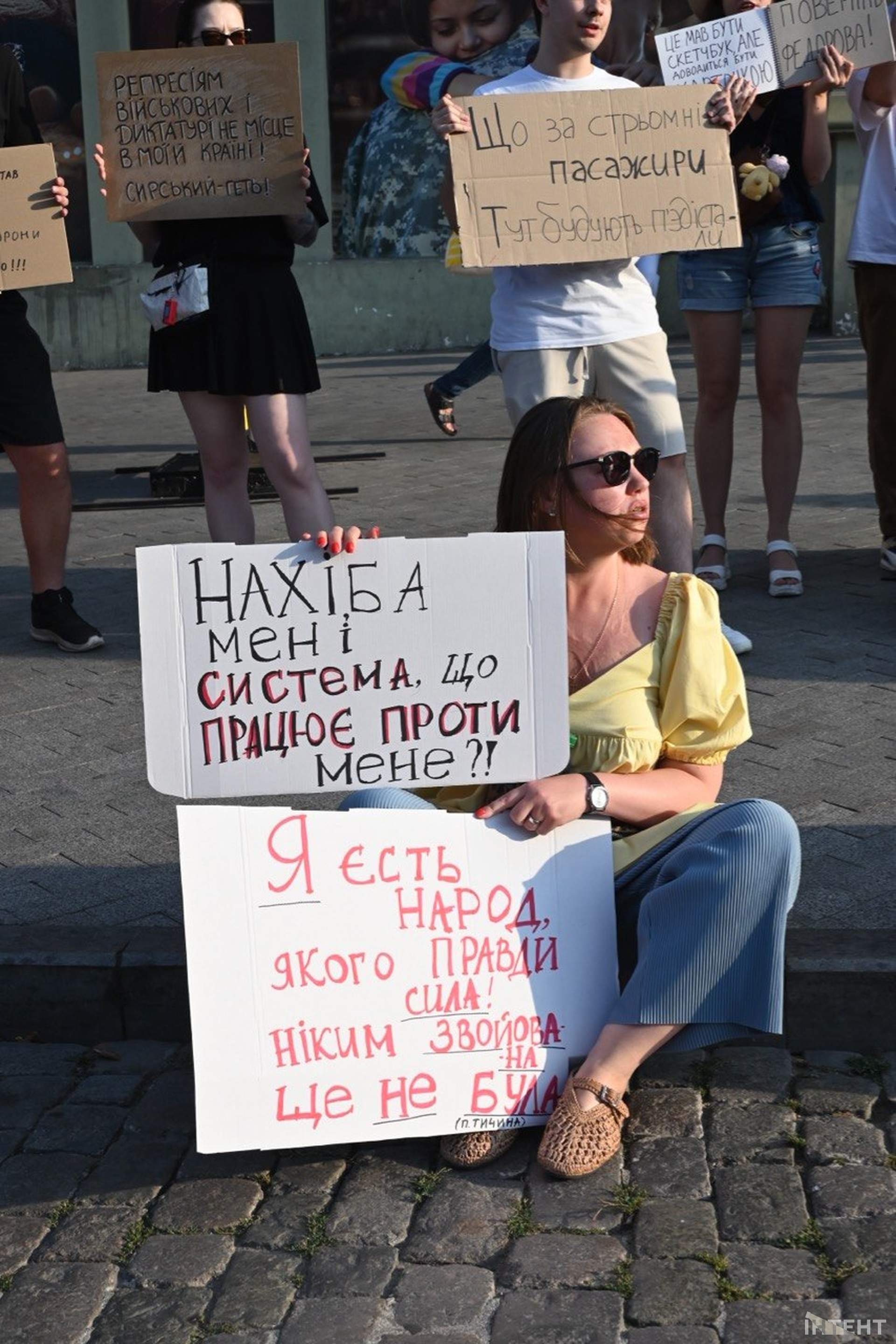В Одесі в четвертий день протесту через відставку Федорова роздають наколоті апельсини
