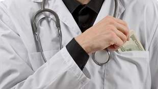 Невропатолог в Одесі отримав три роки умовно за допомогу уникнення призову