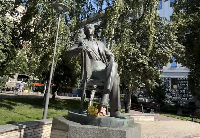 Памʼятник Лесю Курбасу у Києві. Фото: соцмережі