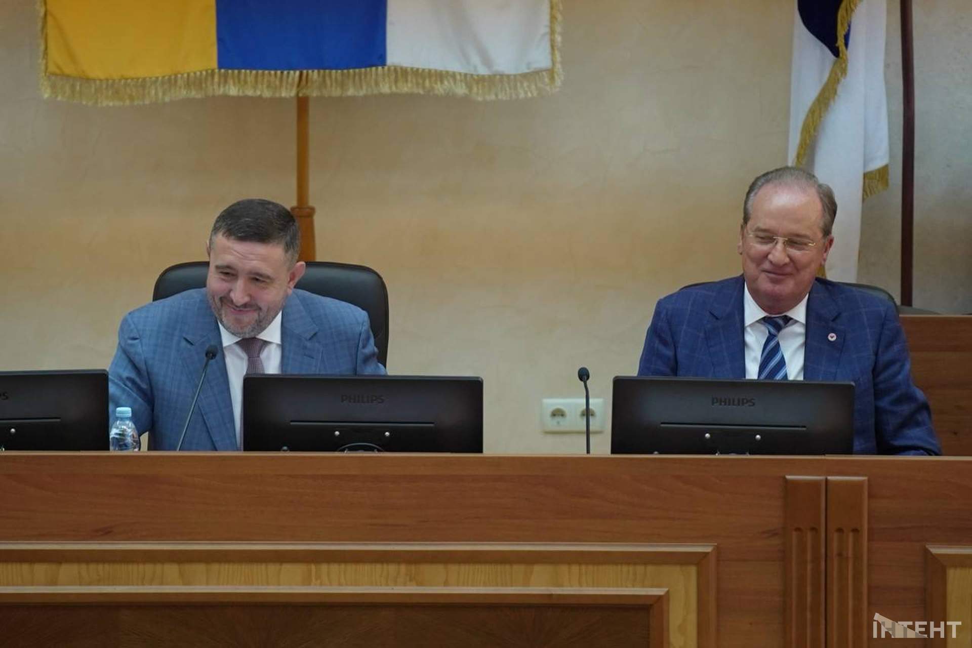 Депутатські суперечки й рокірування у світлинах Інтента