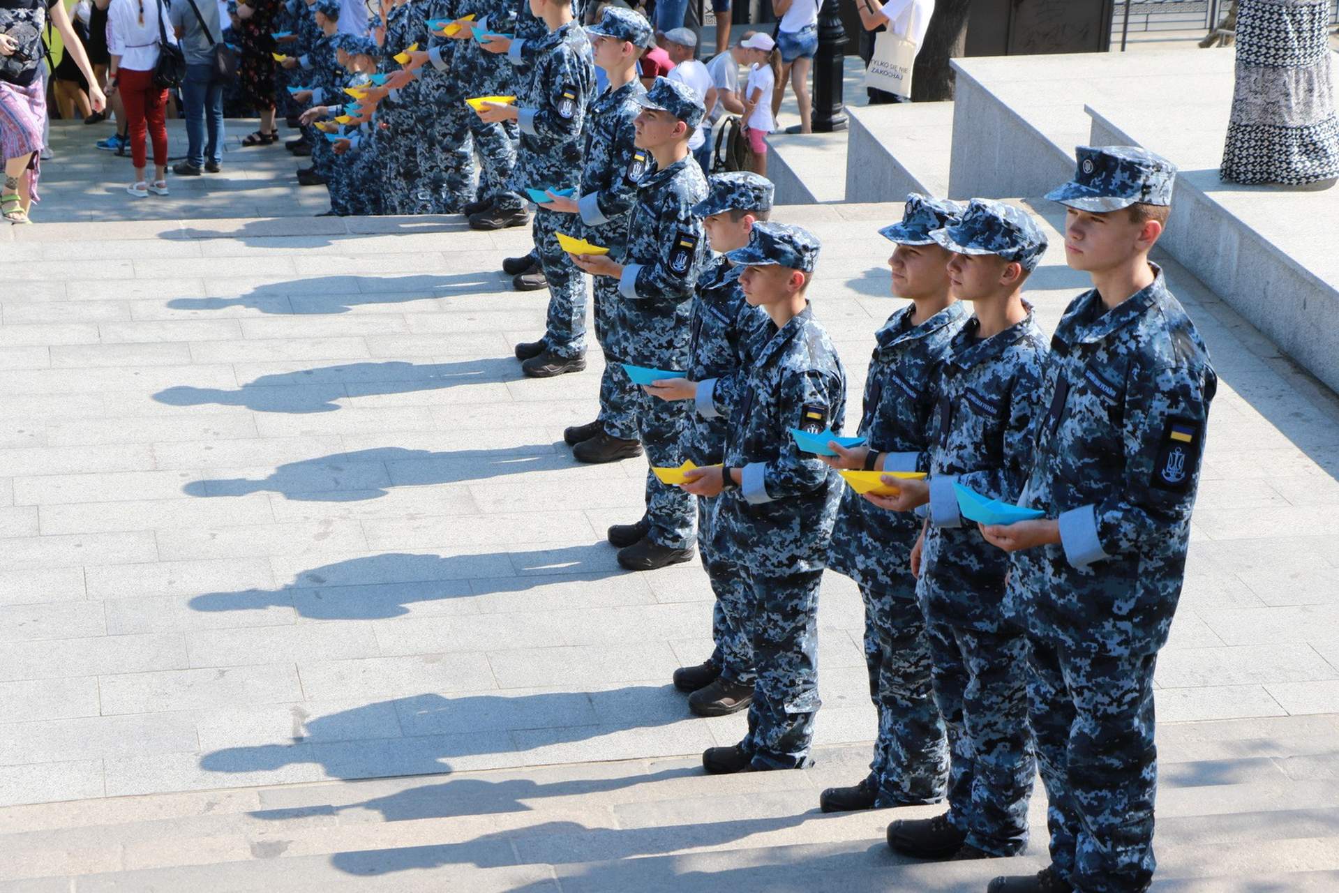 В Одессе развернули 28-метровый флаг Украины и посвятили акцию заложникам Кремля