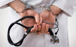 Двох одеських медиків запідозрили у недбалості вартістю в понад 2 мільйони