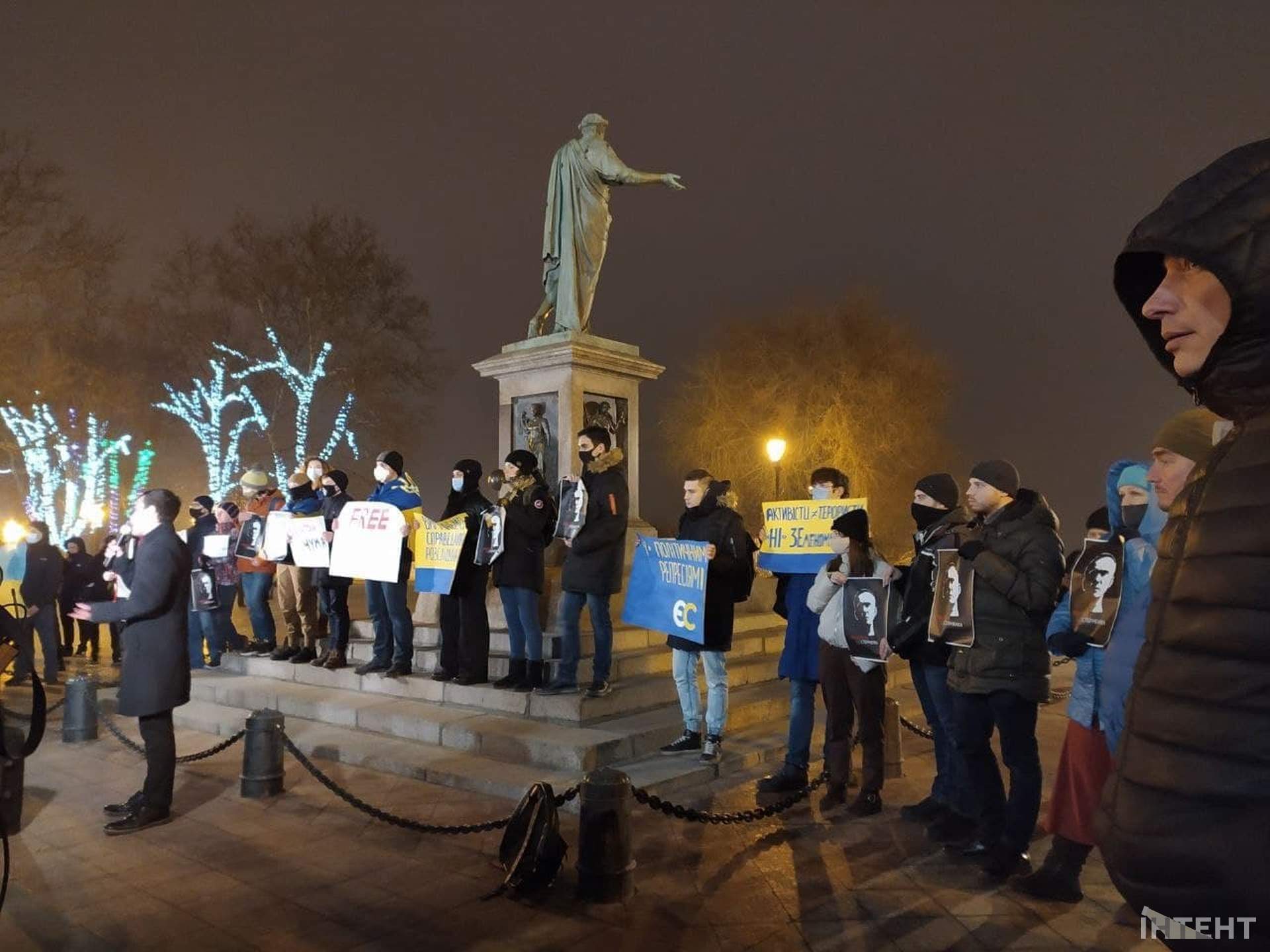 Прихильники Стерненка влаштували акцію протесту біля пам'ятника Дюку в Одесі