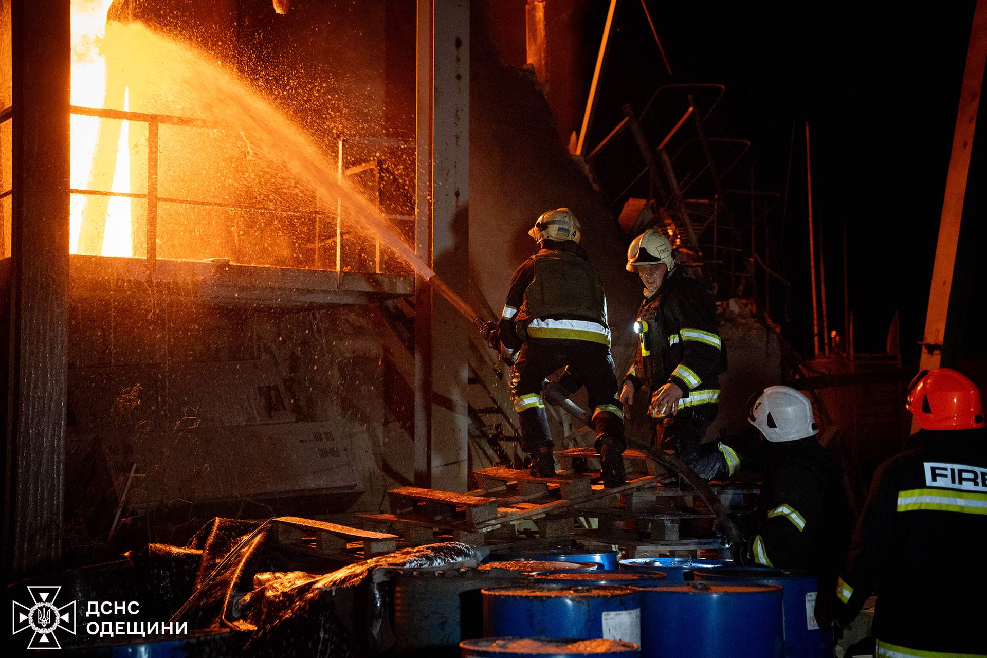 На Одещині пожежу після російської атаки гасили за допомогою потяга