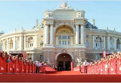 Перевозчиков попросят убрать скрипучие автобусы с маршрутов, проходящих возле места открытия кинофестиваля