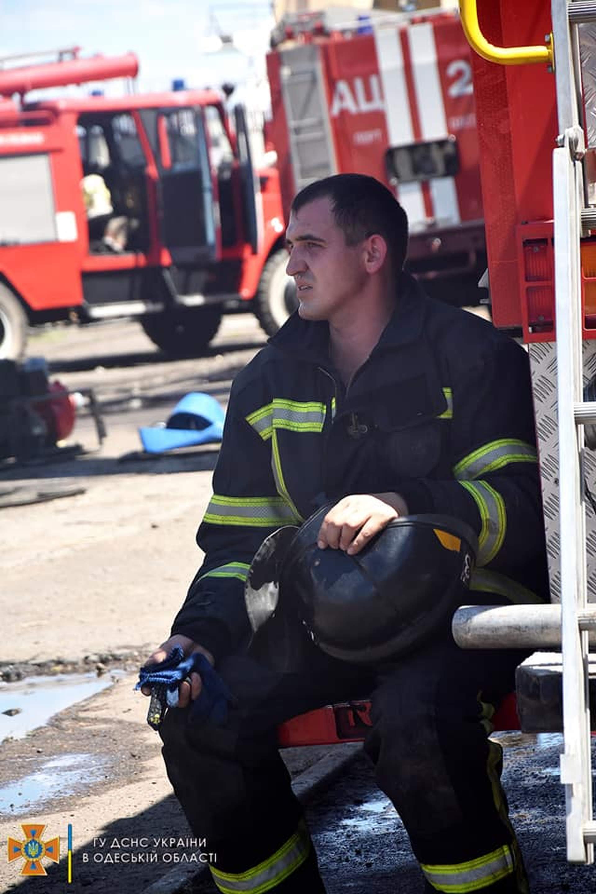 Як рятувальники долали наслідки ракетного удару по Одеському порту