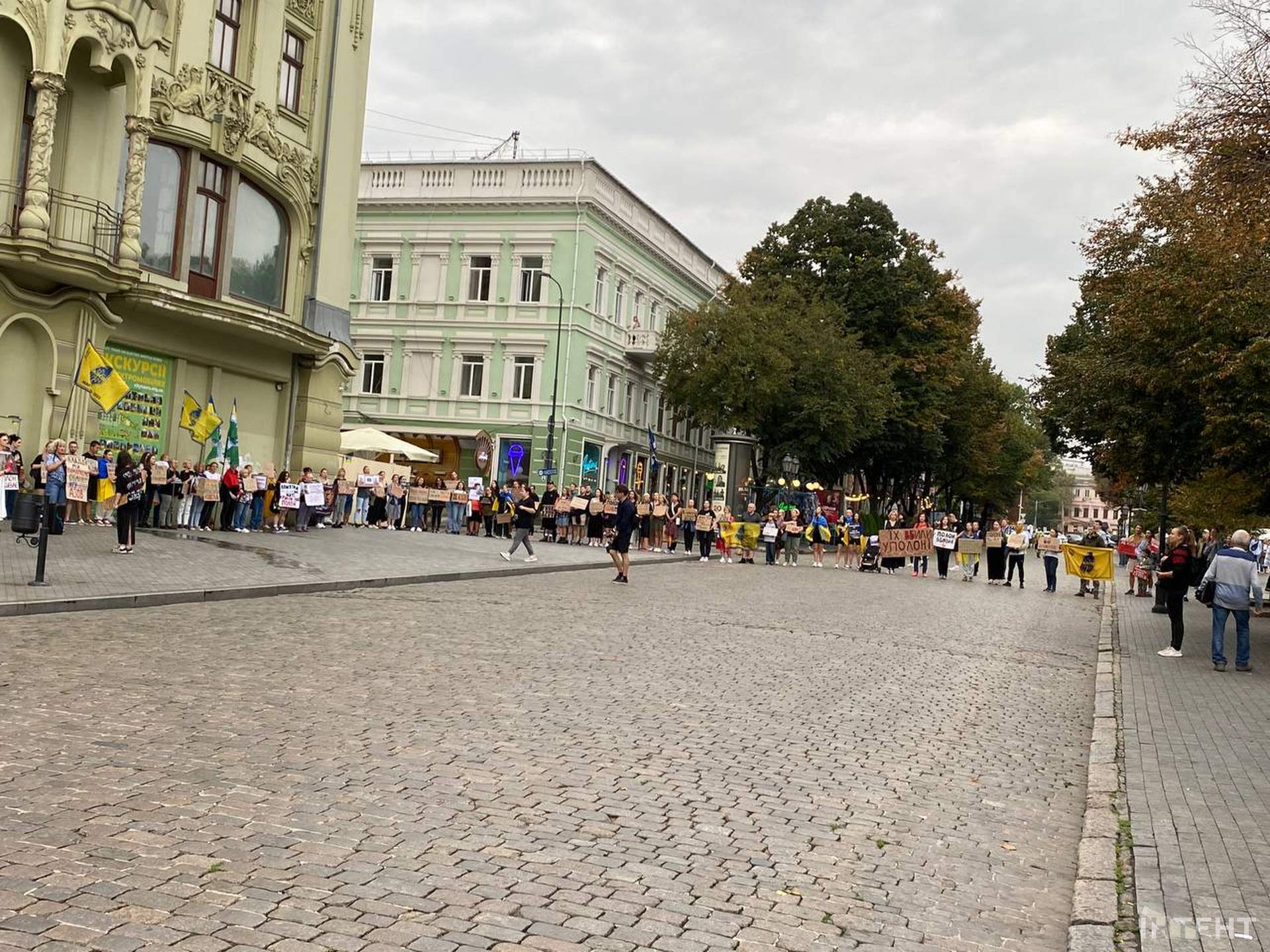 Цього разу без згадування Зеленського та Єрмака: родичі полонених провели в Одесі акцію-нагадування