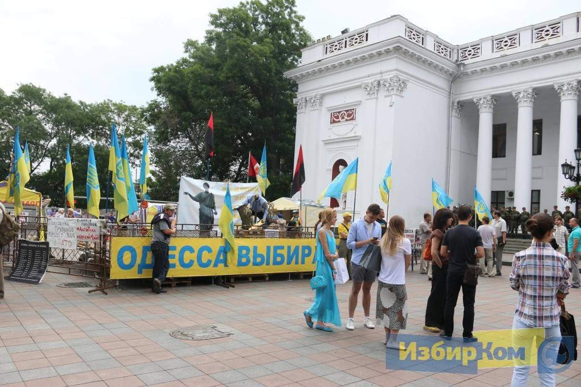 Неожиданная сессия Одесского горсовета: оцепление вокруг мэрии и сбор ради одного вопроса