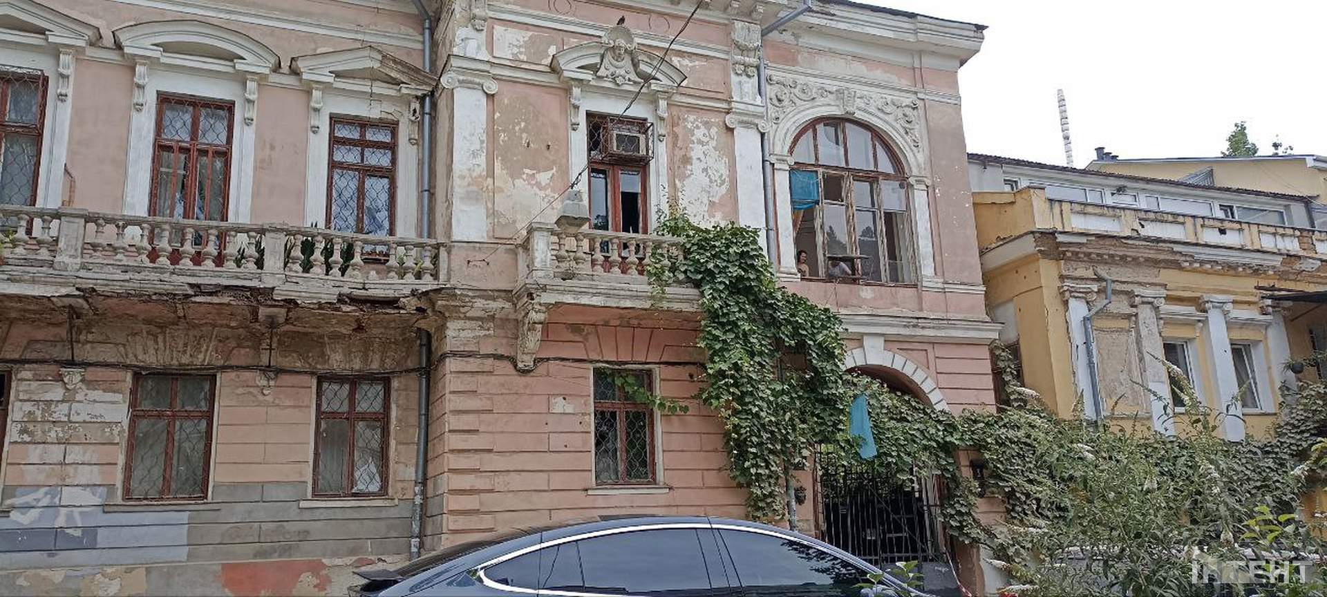 Наслідки нічної атаки росіян по Одесі в світлинах Інтента