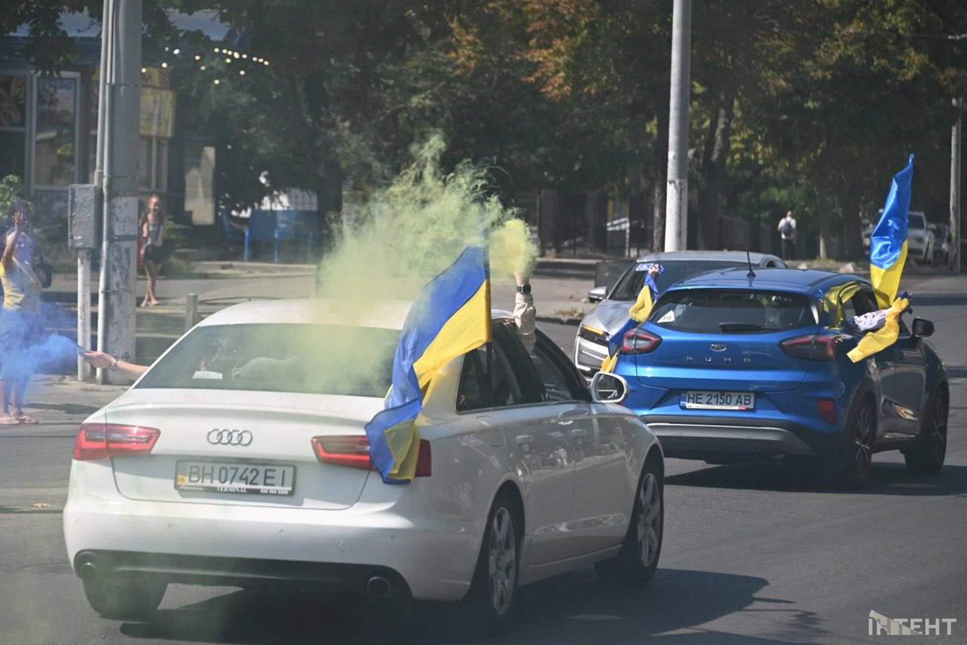 Одесити влаштували автопробіг із прапорами та фаєрами до Дня Незалежності