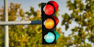 Чиновники и бизнесмены организовали сделку на более 15 миллионов на светофорах