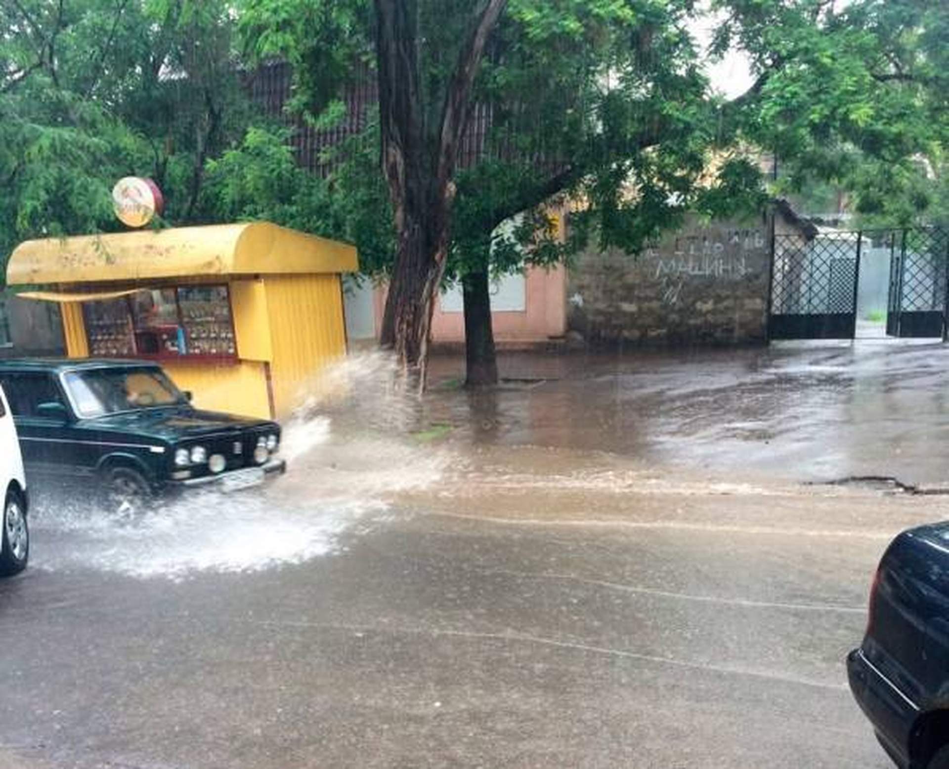 Ливень в Одессе. Дороги стали реками 