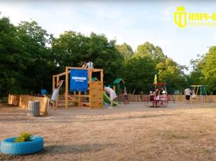 Рівненські лісівники встановили дитячий майданчик на Херсонщині