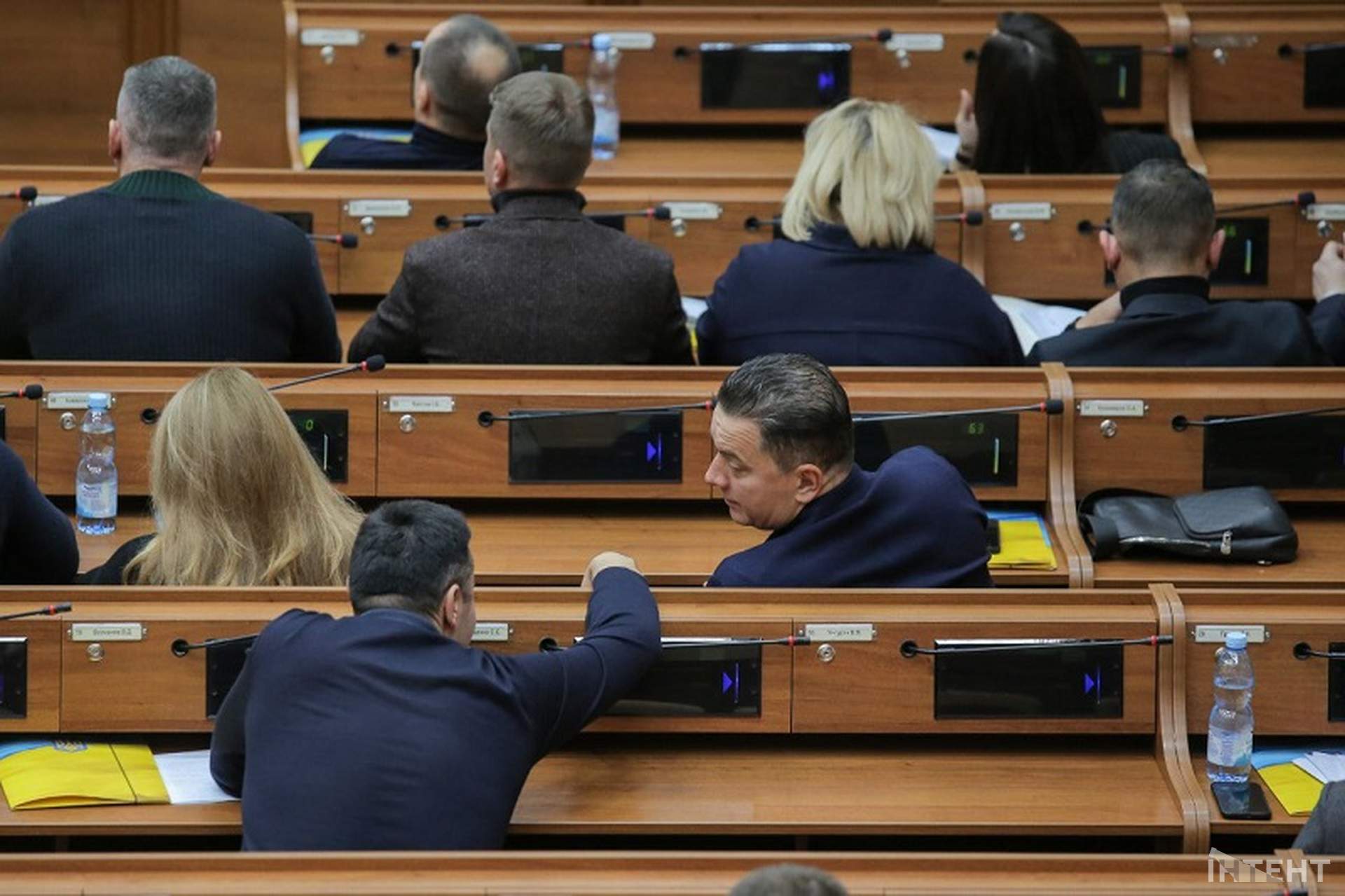 Шрапнель та невдалий перформанс: світлини з сесії Одеської облради