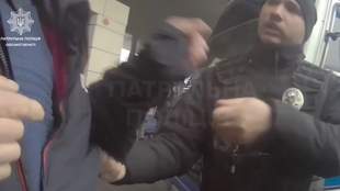 Полиция пыталась задержать курильщика за нарушение правил воинского учета и подралась с водителем