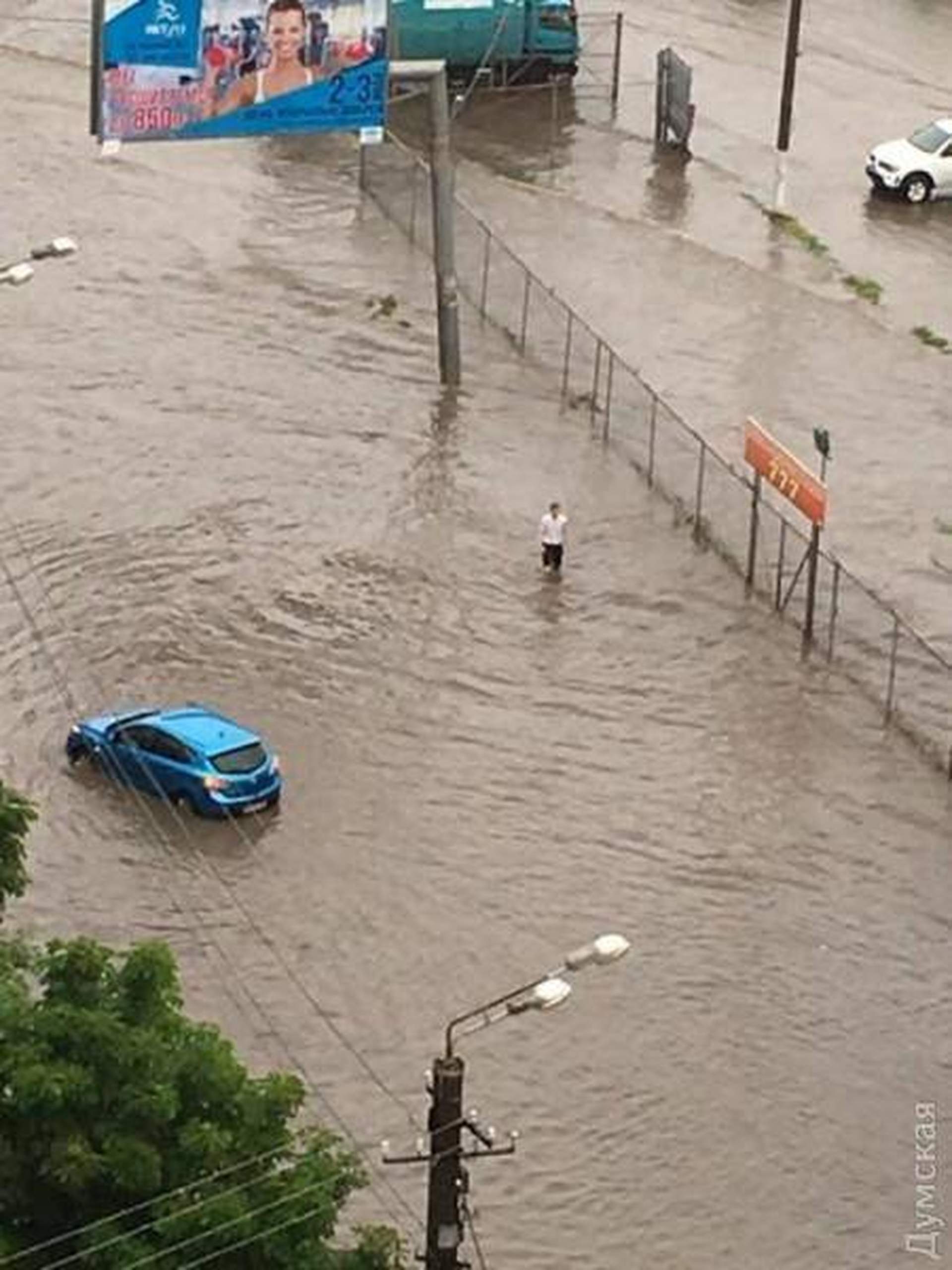Ливень в Одессе. Дороги стали реками 