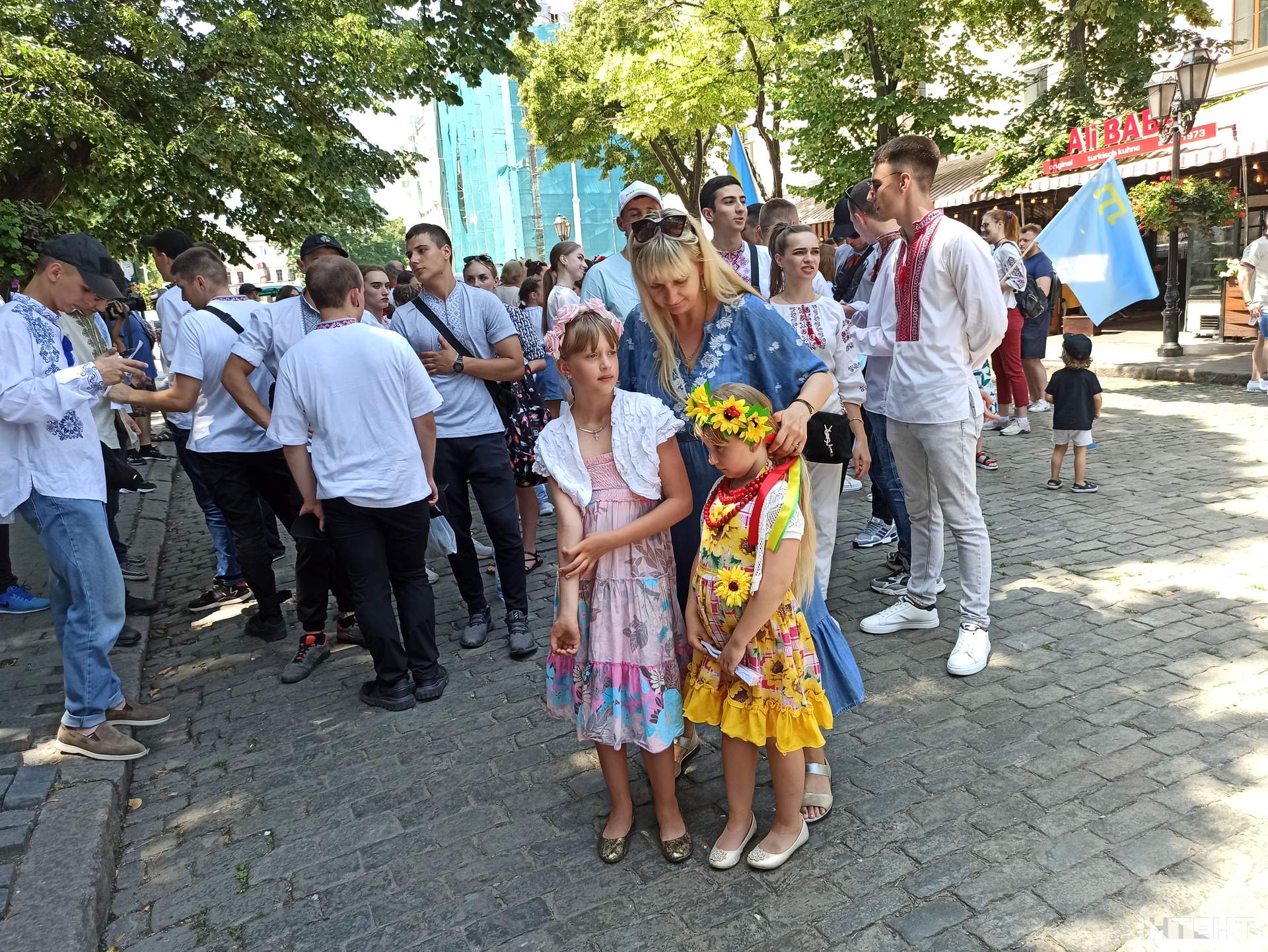 В Одесі влаштували мегамарш вишиванок та автопробіг до дня кримськотатарського прапору