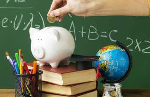 Первомайськ звернеться до Кабміну через 50 мільйонів боргу перед педагогами