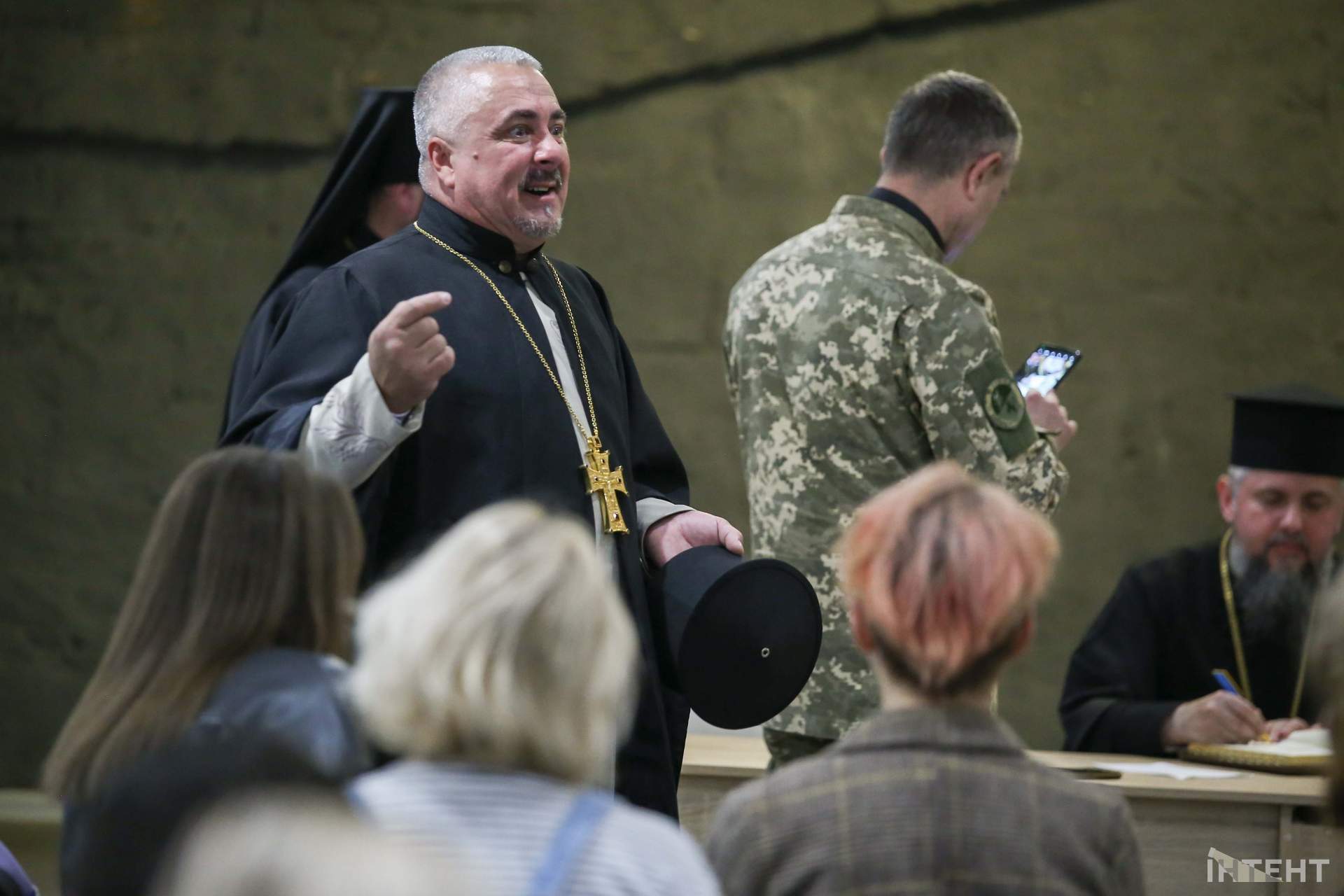 "Коли нас багато, ми можемо творити чудеса": Митрополит Епіфаній зустрівся з волонтерами
