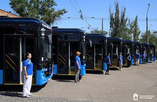 Датский посол передал Николаеву 9 новых троллейбусов