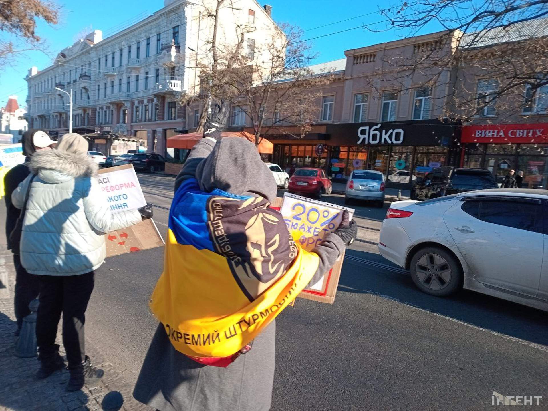 Фронт наближається: в Одесі протестуючи проти недоречних закупівель стояли вздовж вулиці