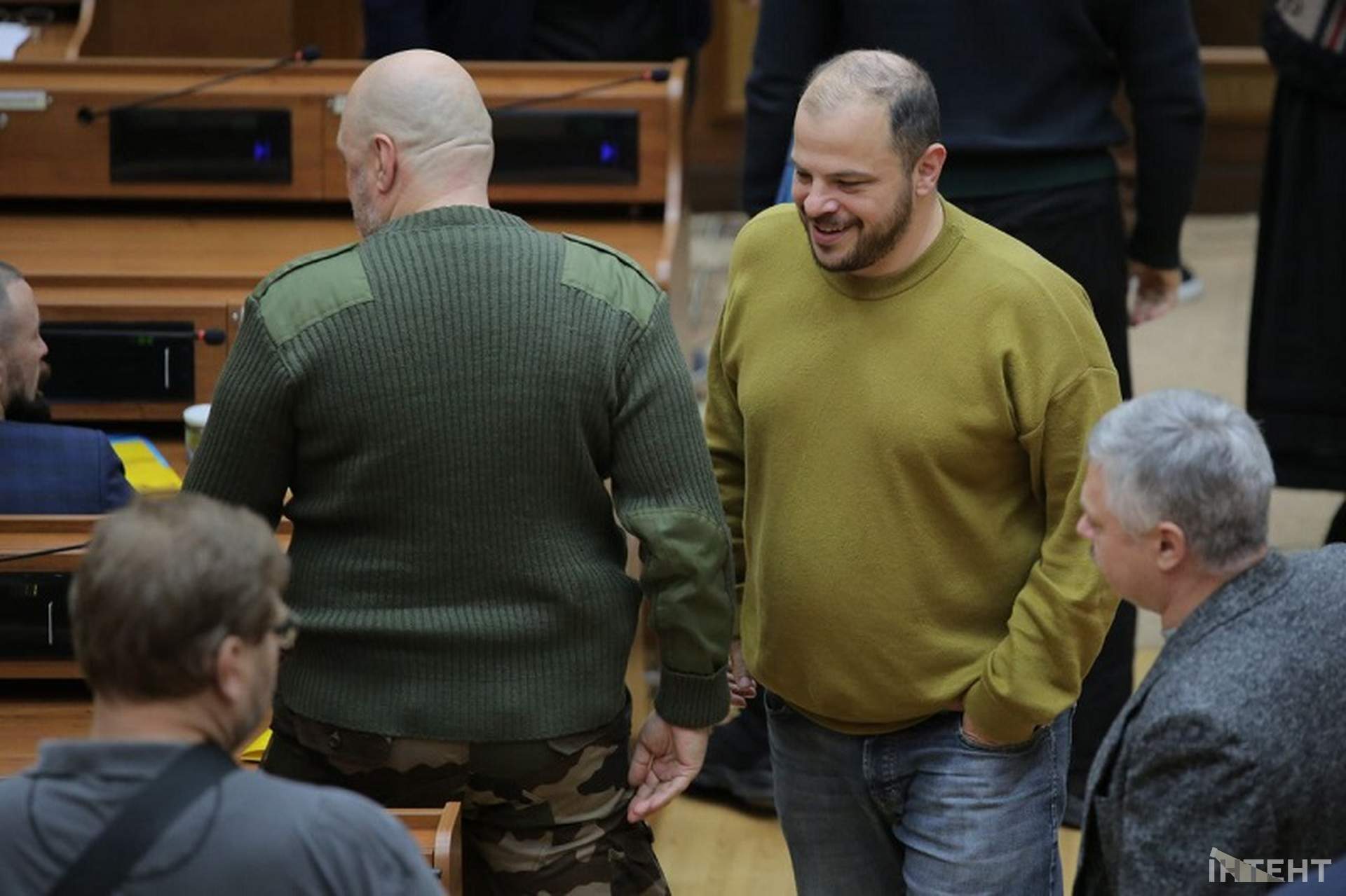 Шрапнель та невдалий перформанс: світлини з сесії Одеської облради