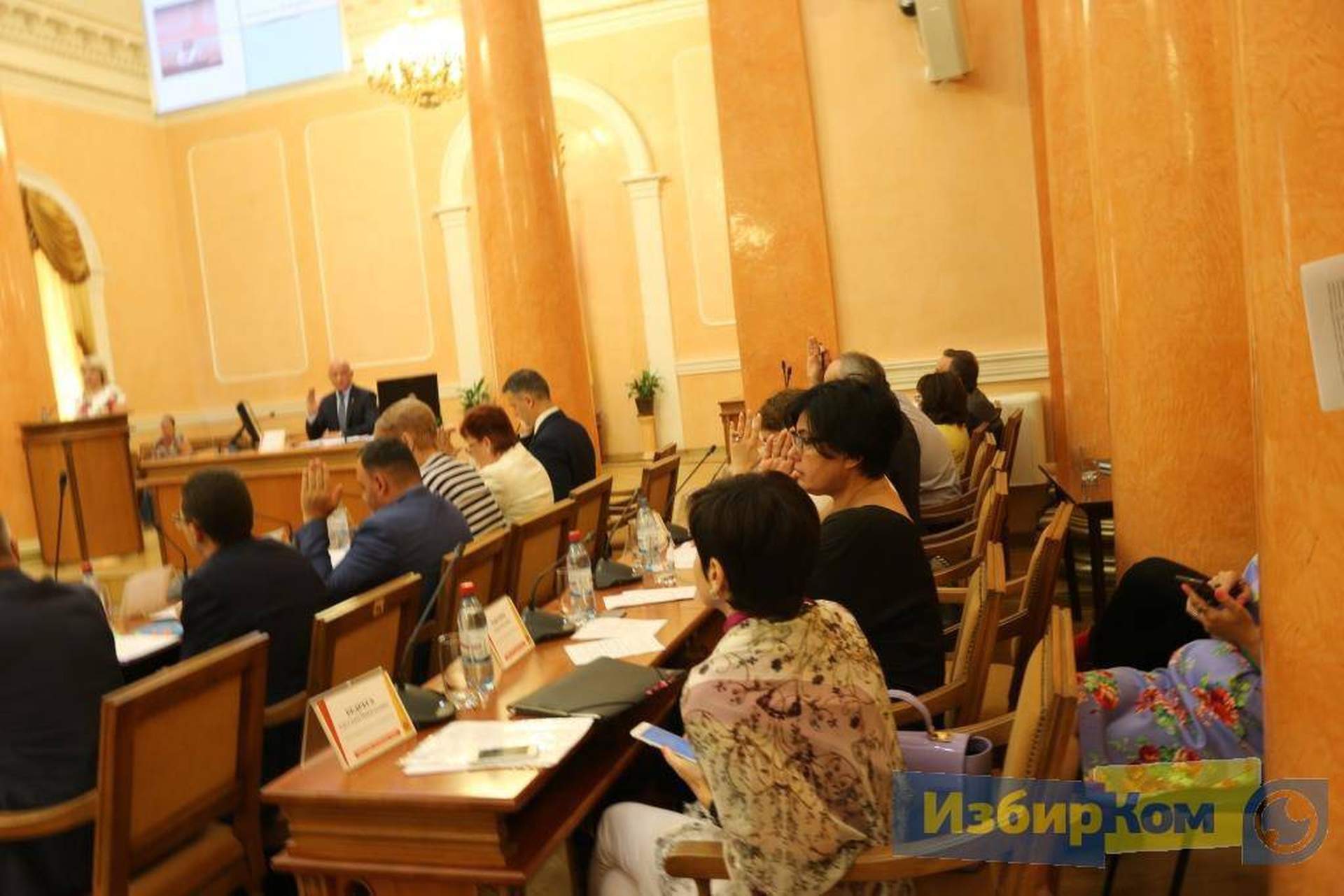 Неожиданная сессия Одесского горсовета: оцепление вокруг мэрии и сбор ради одного вопроса