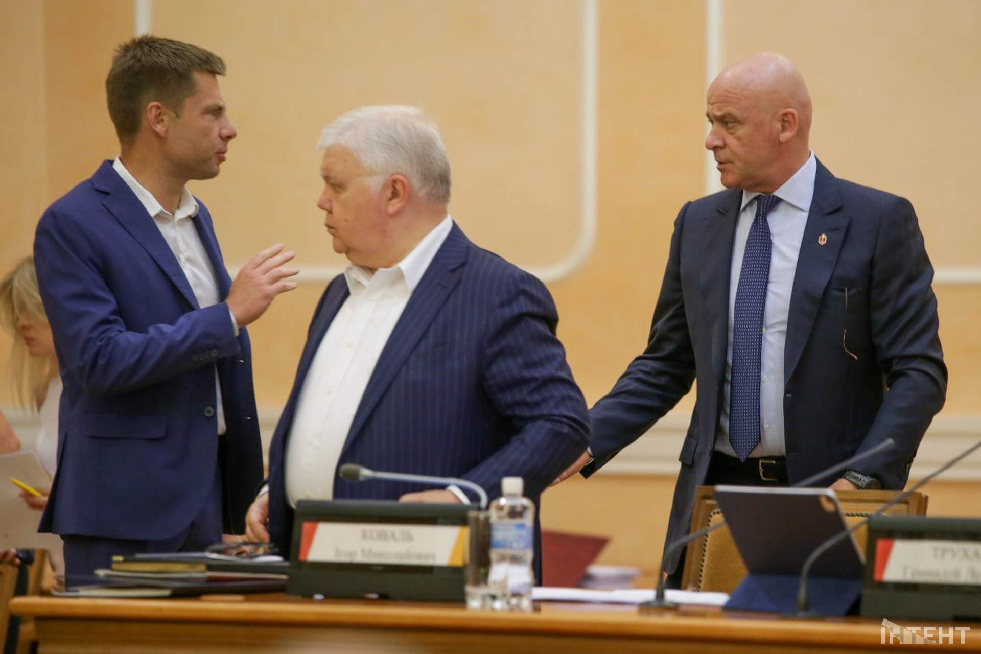 Обличчя та емоції: сесія Одеської міської ради в об'єктиві Інтента