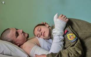 "У нього один берць, другого нема". Як лікується поранений штурмовик