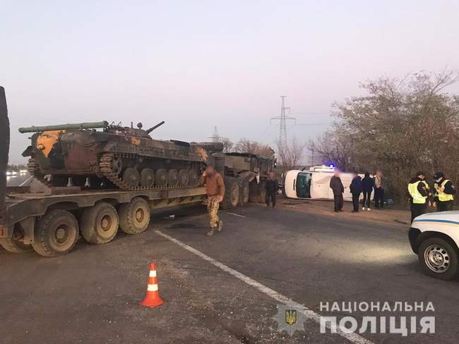 Командування військової частини підозрюють в недбалості через зіткнення тягача з мікроавтобусом