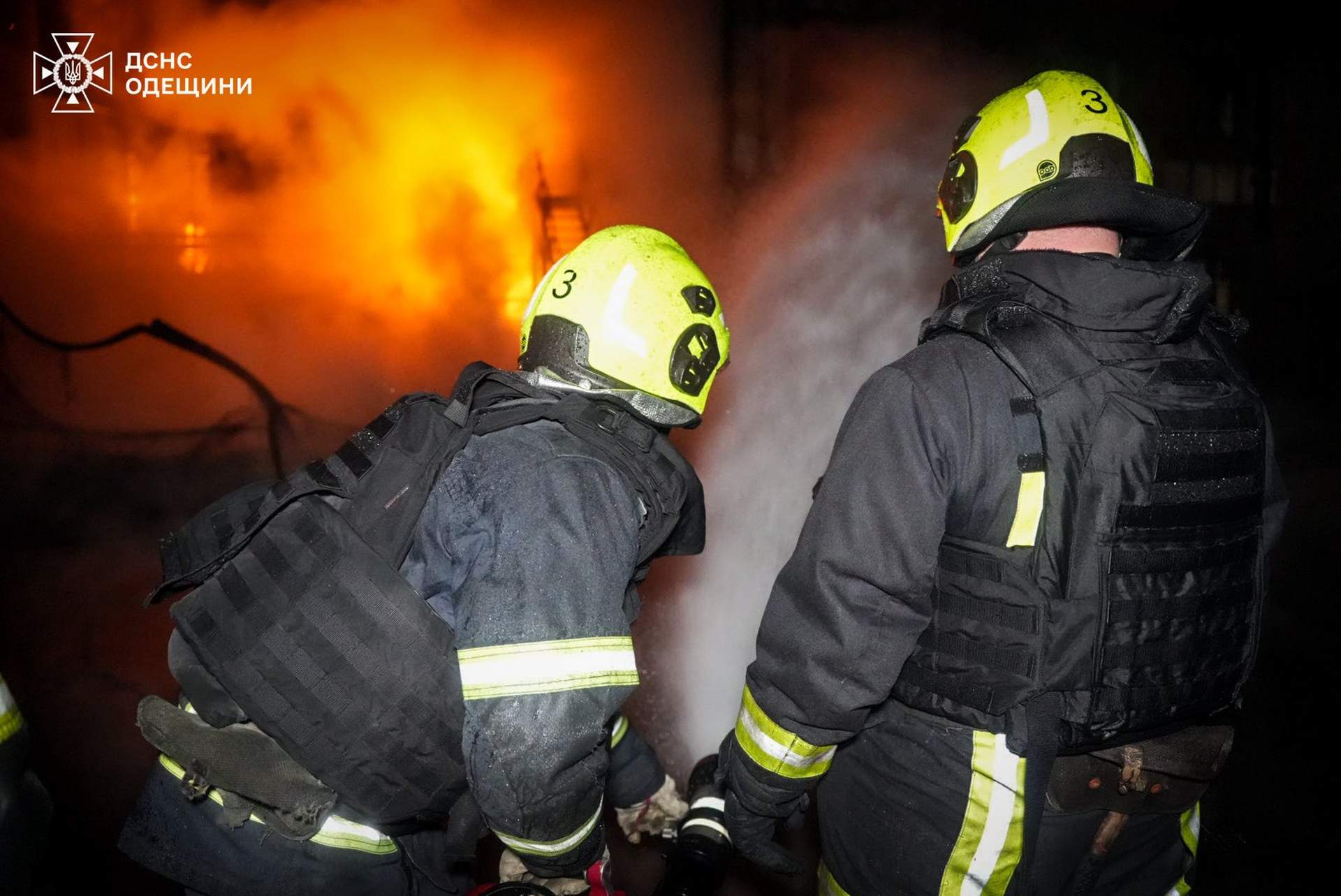 Спричинену росією пожежу в Одесі вночі гасили 80 рятувальників