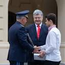 Президент наградил подростков из Одессы, спасавших детей в «Виктории»
