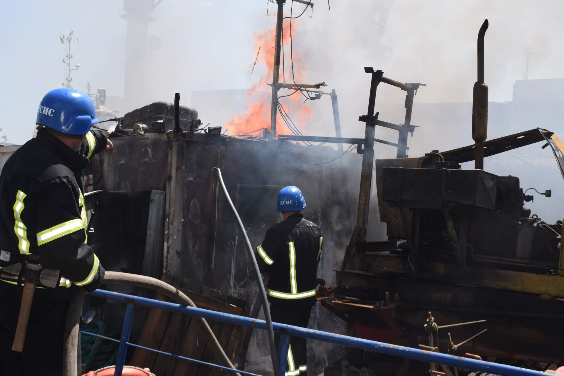 Як рятувальники долали наслідки ракетного удару по Одеському порту