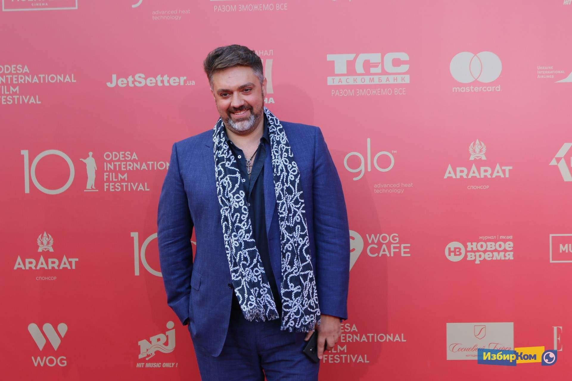 Красная дорожка кинофестиваля: Катрин Денев, Эйдан Тернер и Михаил Жванецкий