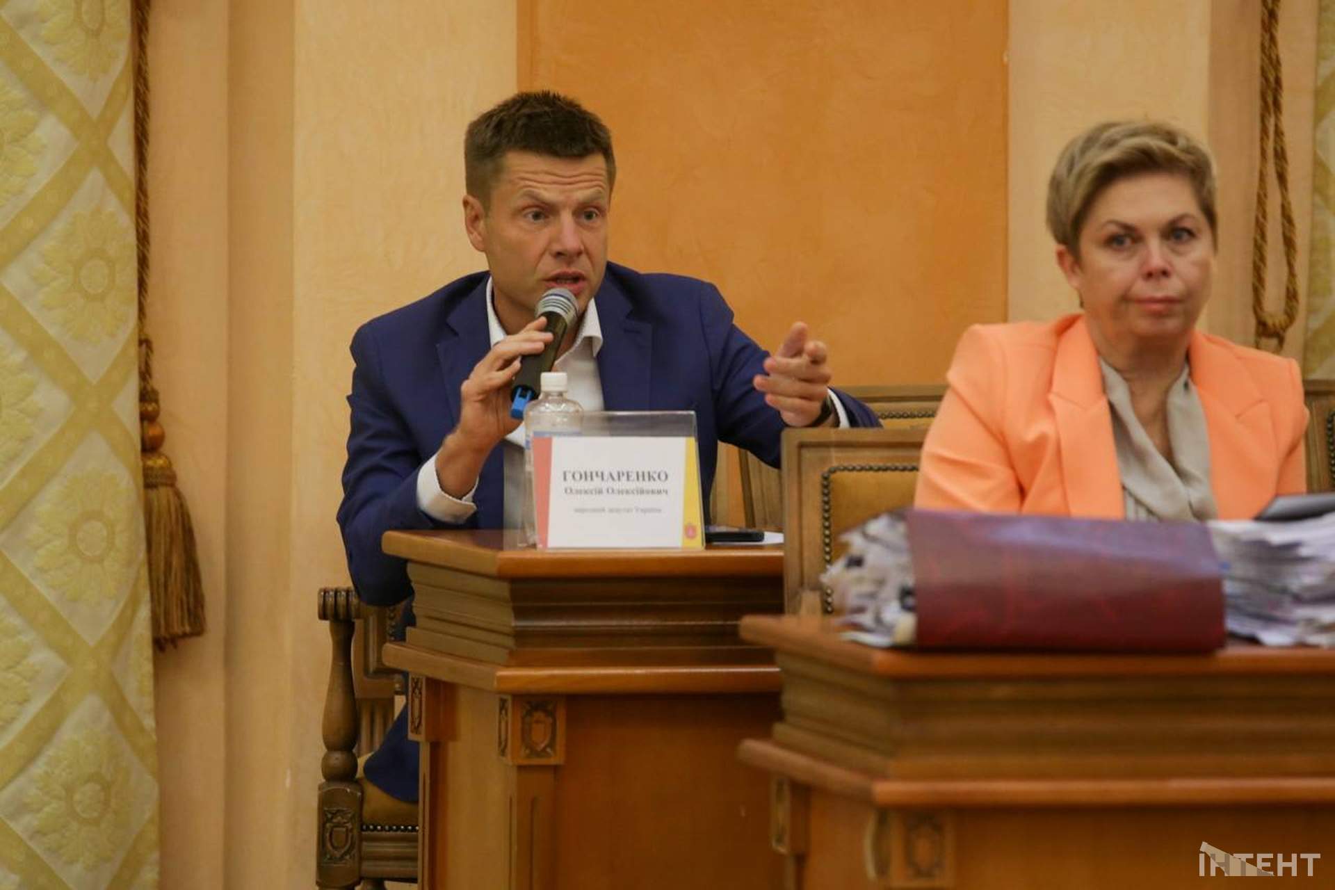 Бурхлива сесія та мітинг у світлинах Інтента