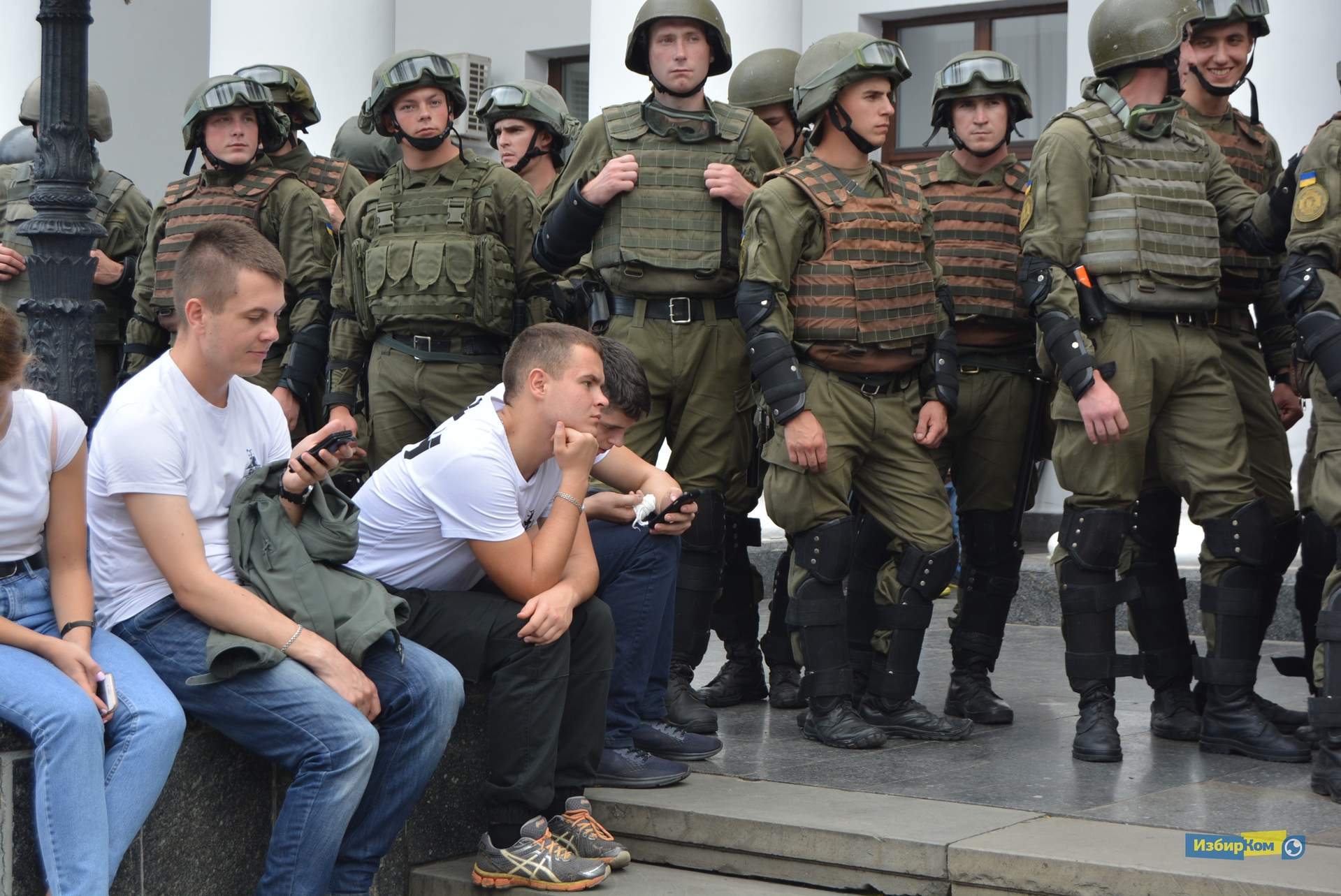 Сессия Одесского городского совета: потасовки с митингующими и попытки экс-нардепа попасть в здание мэрии