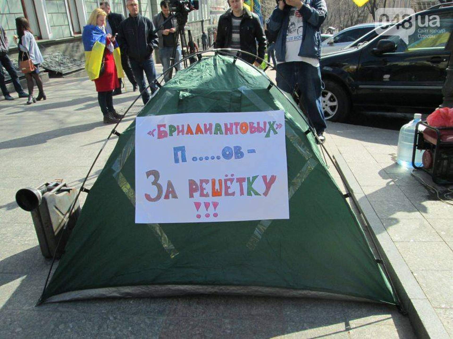 Перед дверью прокуратуры Одесской области сложили шины и повесили чучело