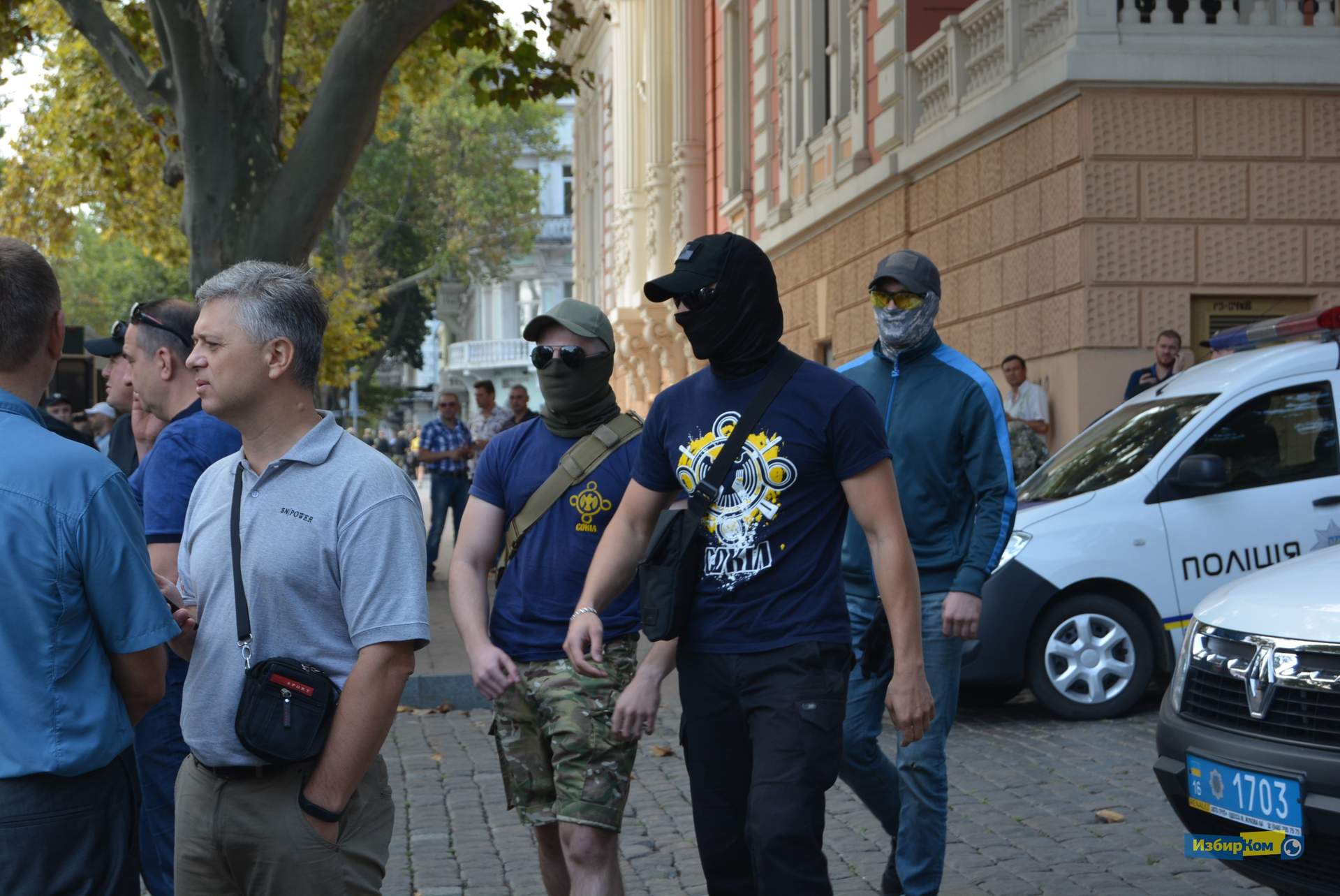 Сессия Одесского городского совета: потасовки с митингующими и попытки экс-нардепа попасть в здание мэрии