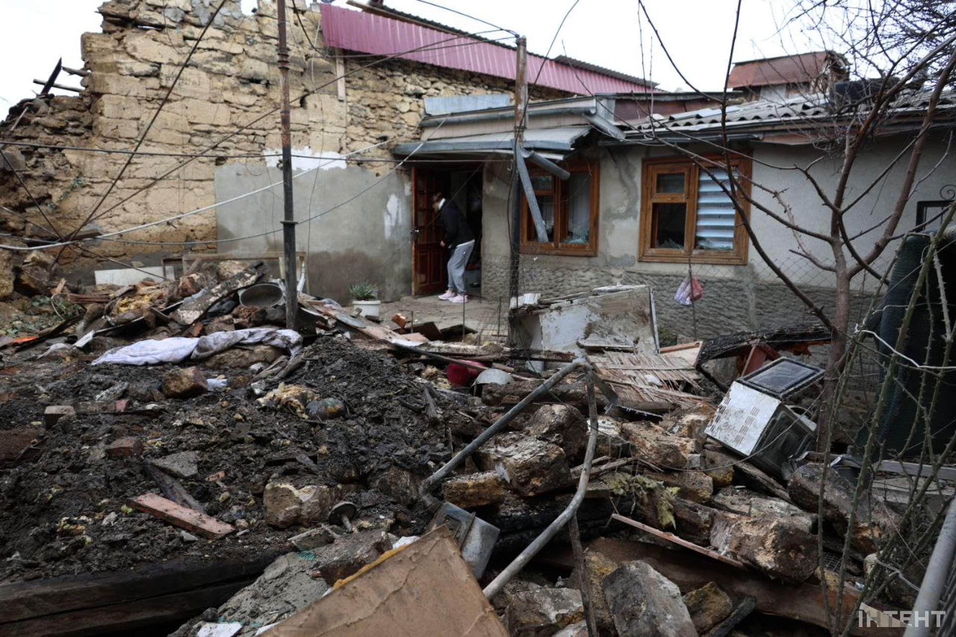 Одесит загинув від уламків дрона: місце трагедії у світлинах Інтента