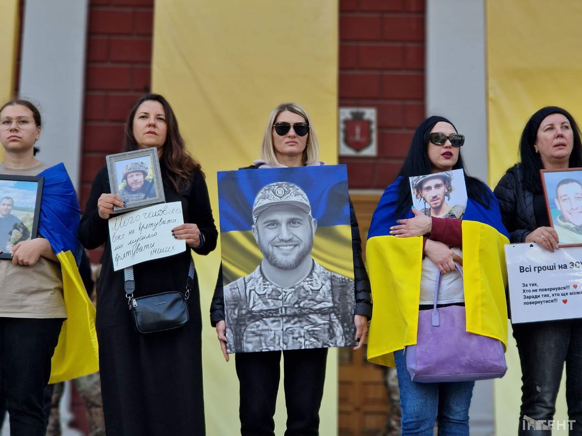 Одесити шосту суботу поспіль зібралися під будівлею мерії на акцію протесту