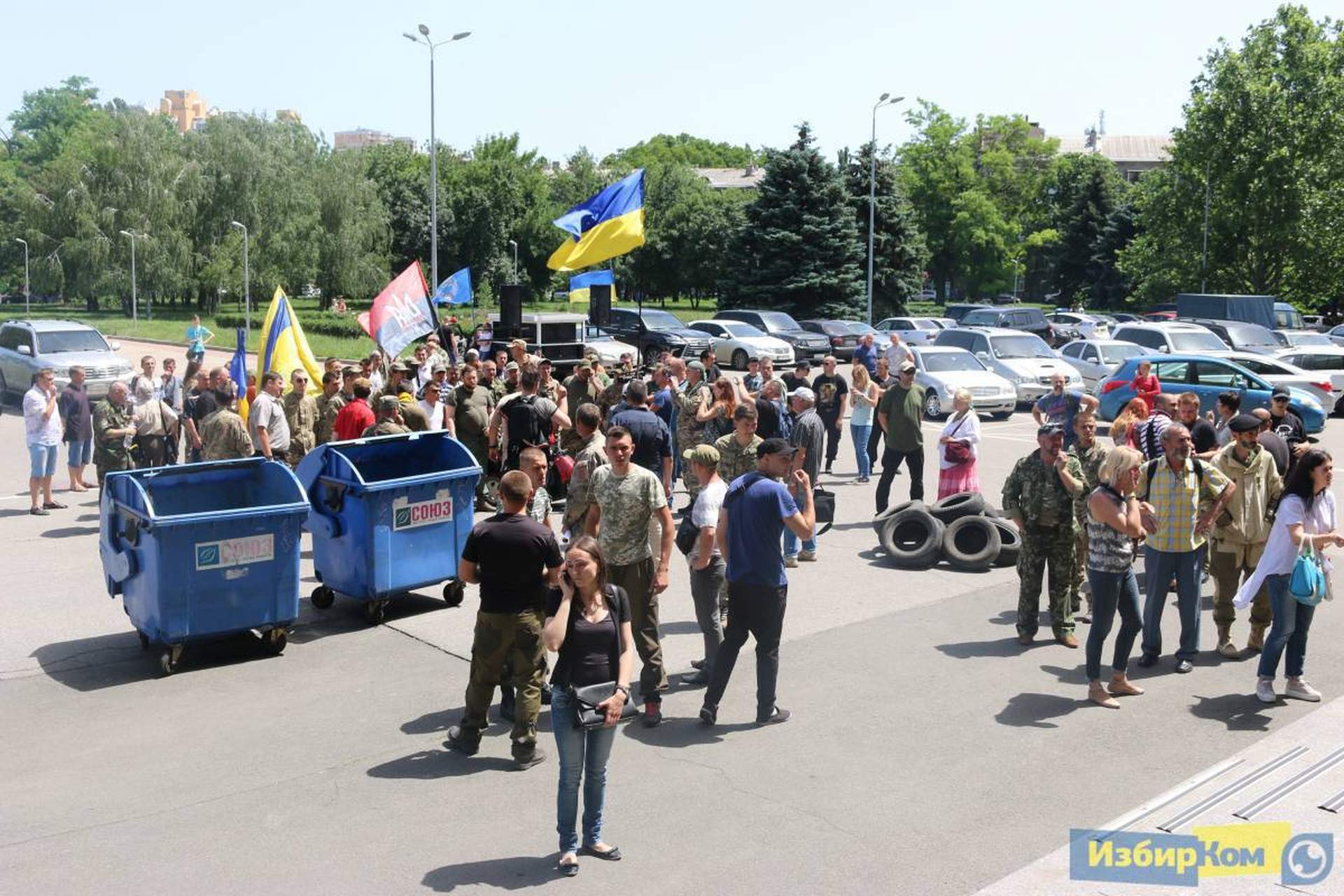 Сессия областного совета: шины, камуфляж и фото на память