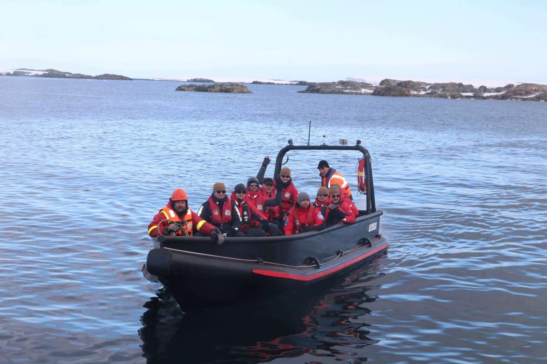 Криголам "Ноосфера" привіз нову експедицію українських полярників