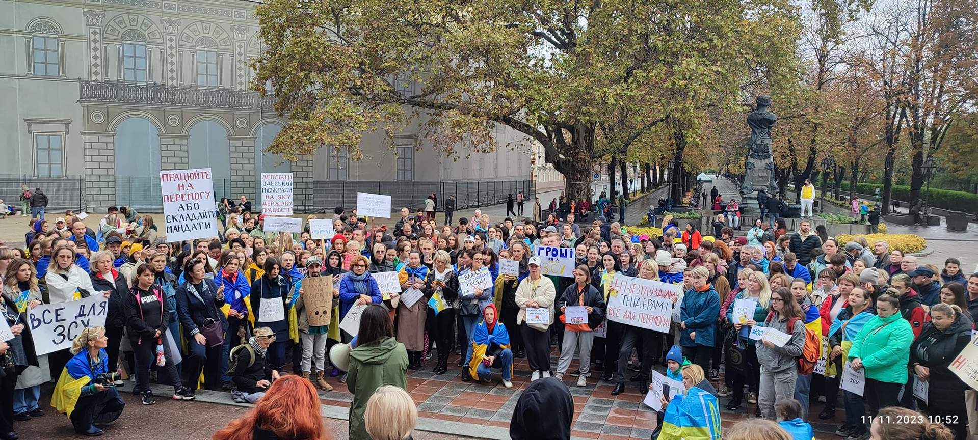 Одесити продовжили збиратися на акції проти тендерів, що не на часі