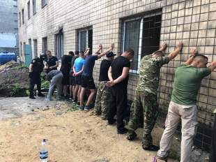 Полиция задержала 20 вооруженных "визитеров" на одесском частном предприятии