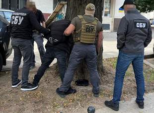 Правоохоронця та двох злодіїв затримали в Одесі за вимагання 200 тисяч доларів в підприємця