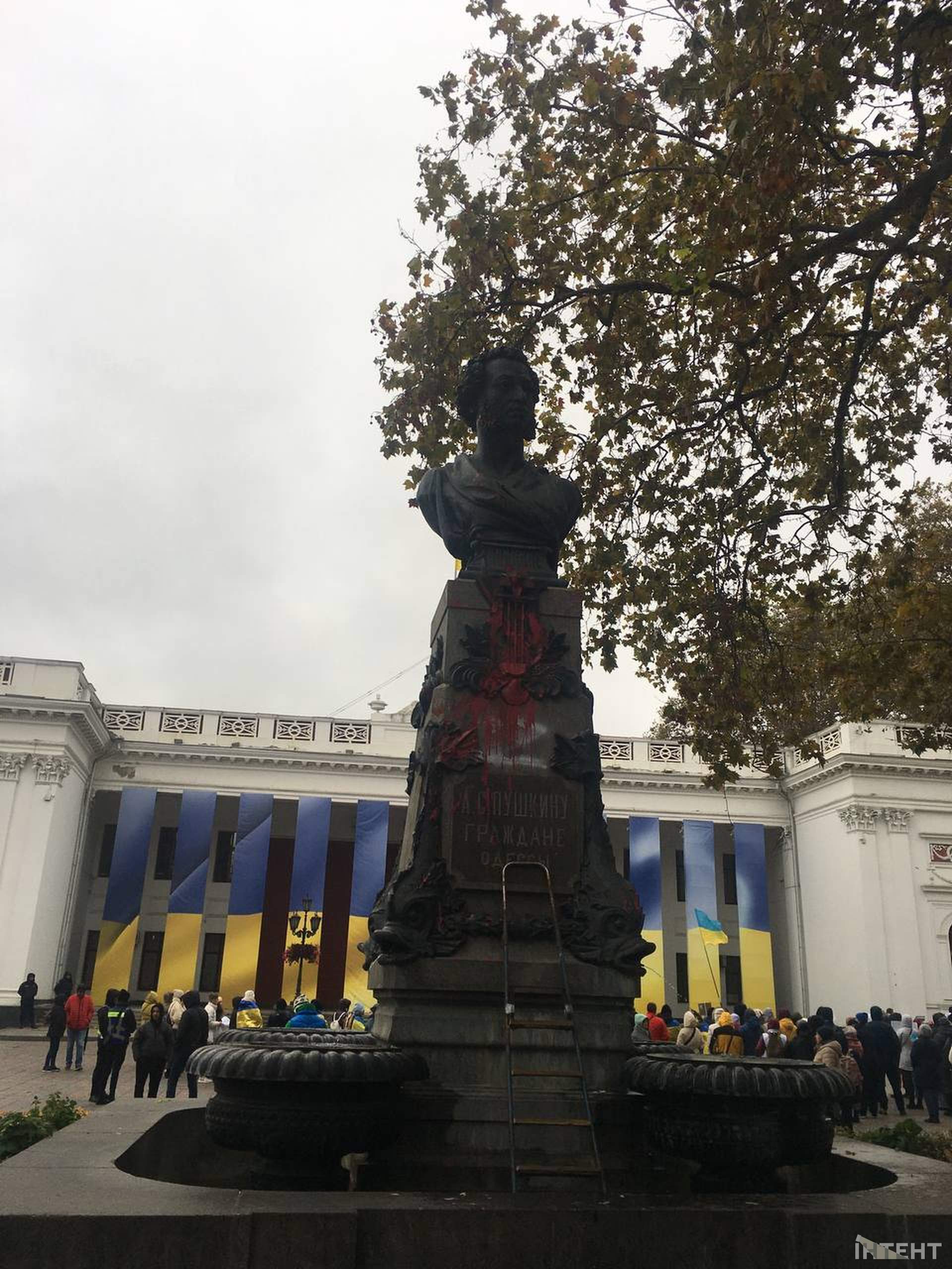 Одеський художник облив фарбою пам'ятник Пушкіну