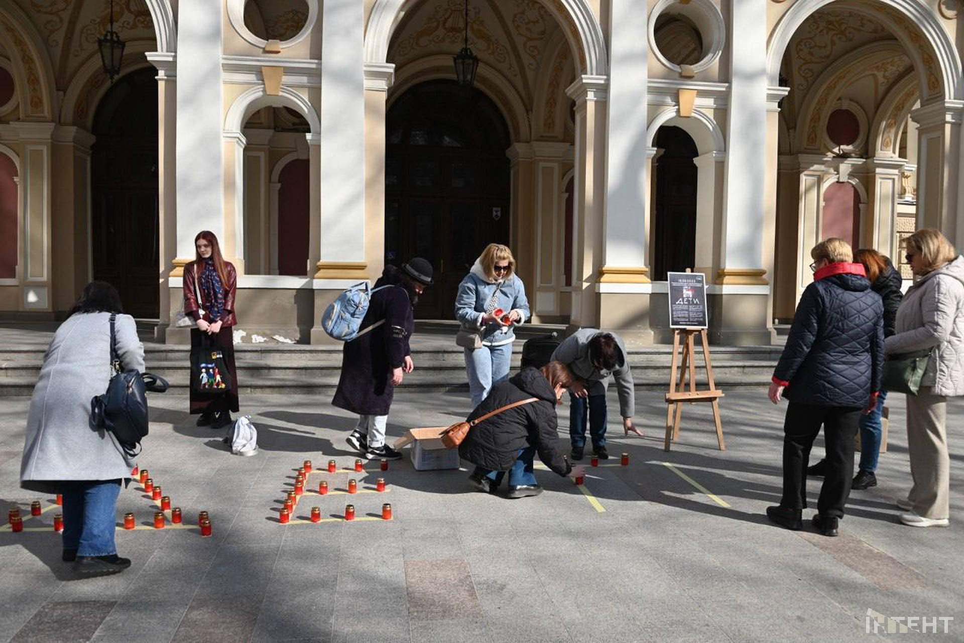 В Одесі вшанували пам'ять вбитих росіянами у драмтеатрі Маріуполя