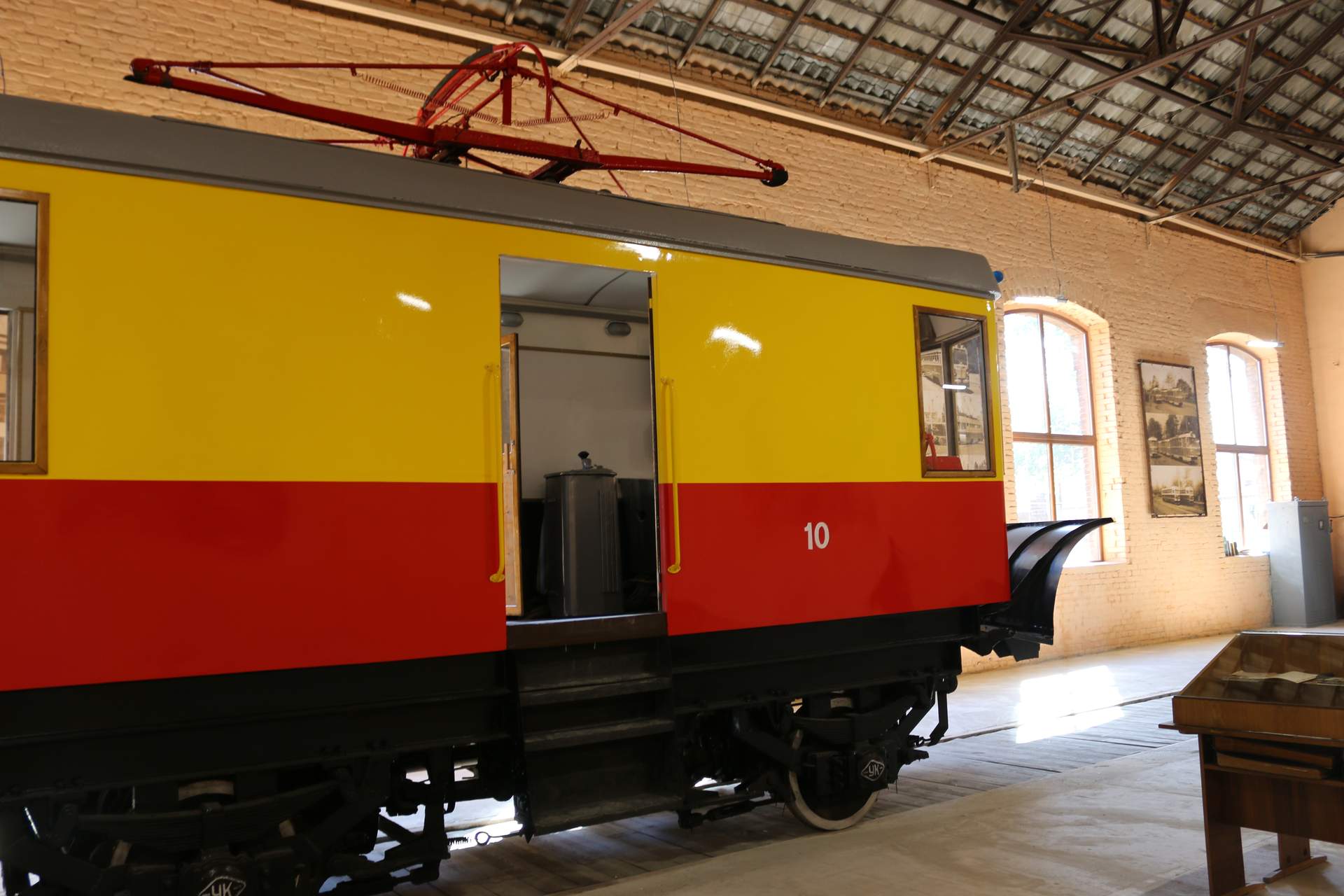 За дверима майстерень міського електротранспорту: новенький Odissey, тролейбус-поливач та ретровагон