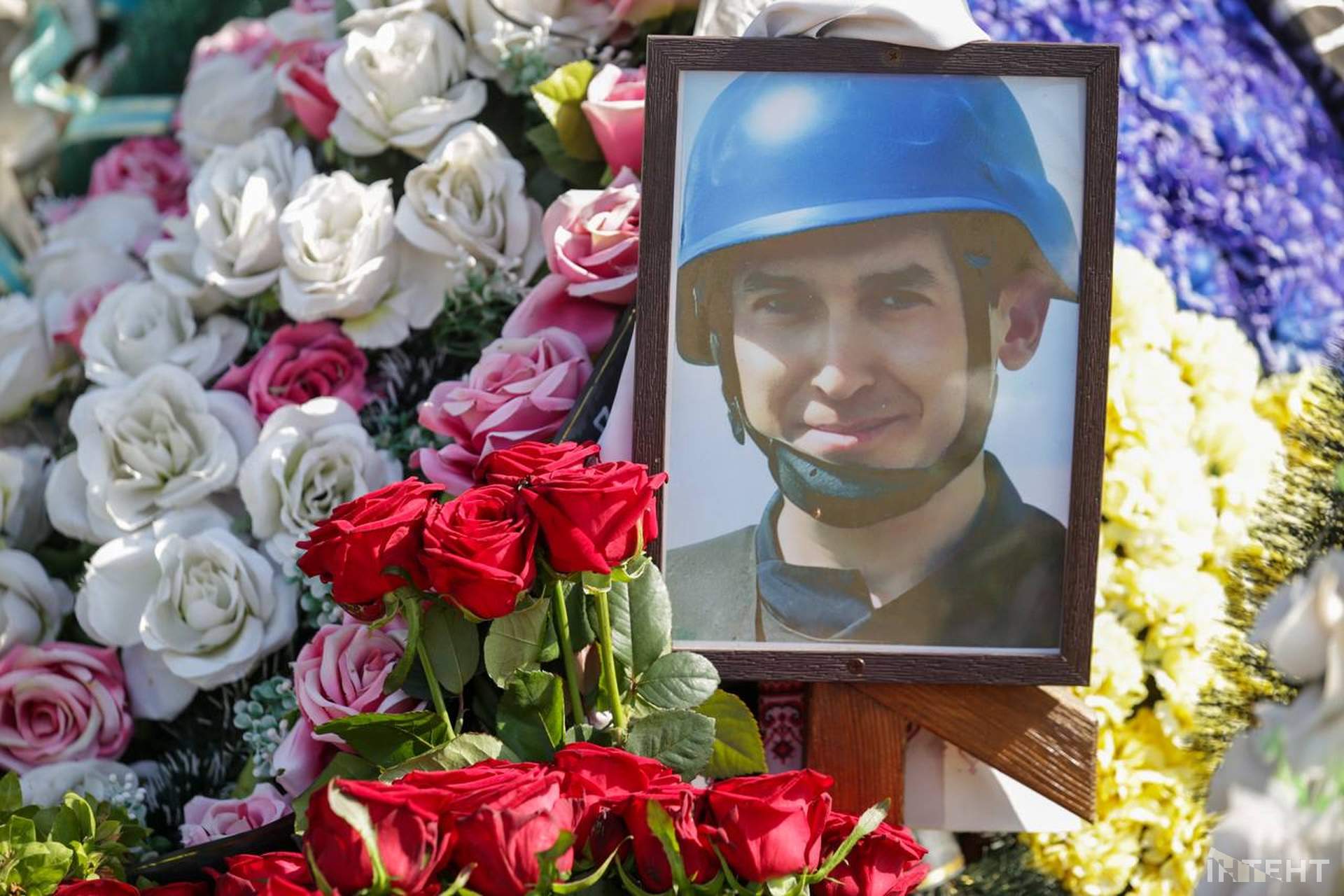 Рятувальники Одещини замінили таблички на вулиці, названій на честь загиблого колеги